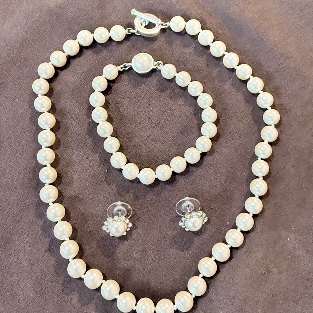 Carolee signed Elegant #40 White Faux Pearl Necklace and Bracelet Set